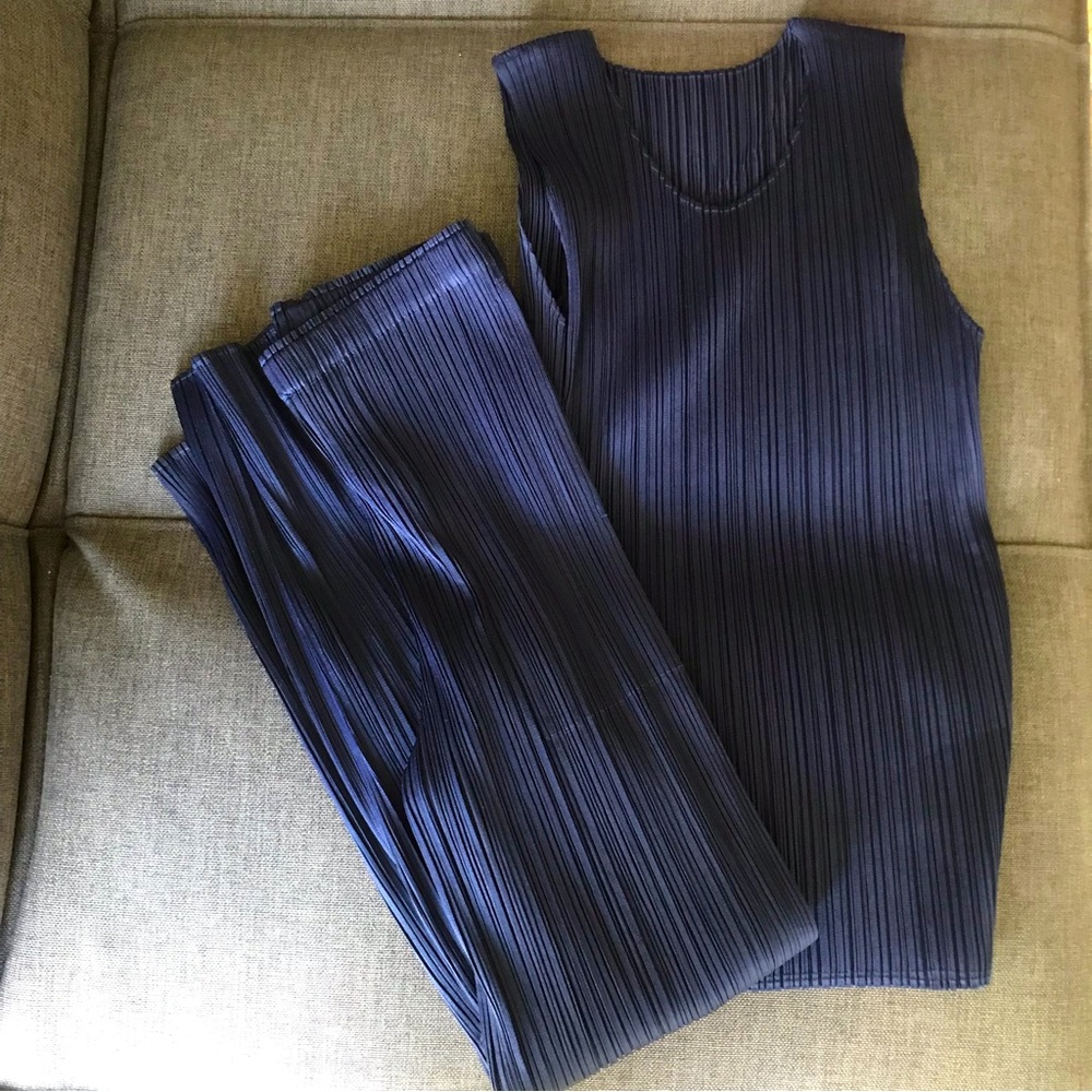 PLEATS PLEASE ISSEY MIYAKE navy tank top and pants matching set